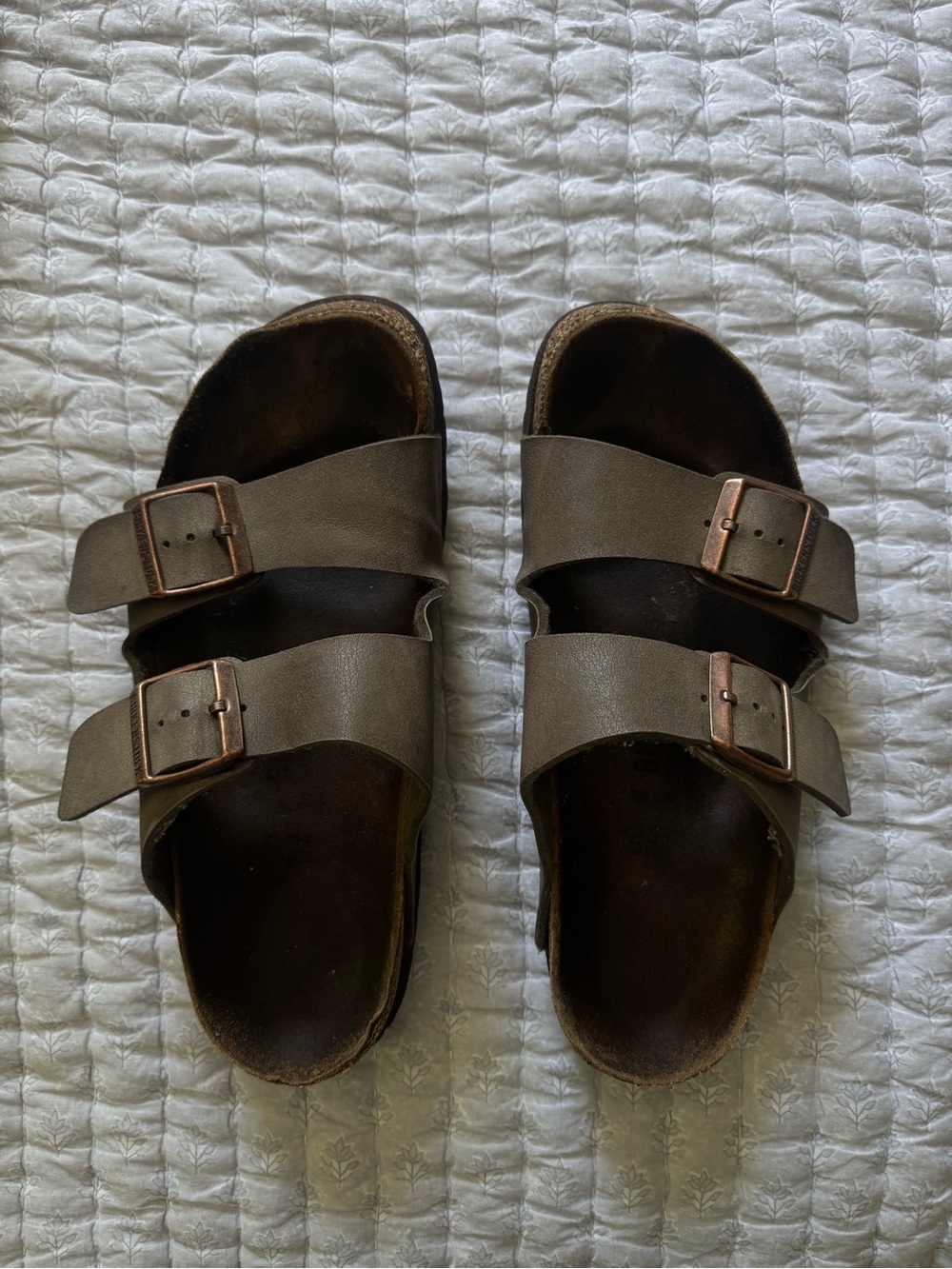 Women’s Birkenstock Arizona Slide Sandals in Mocha